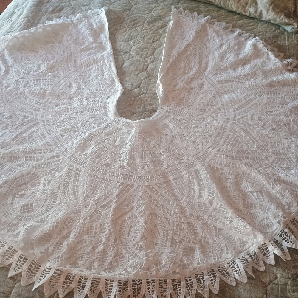 Elegant White Tree Skirt
